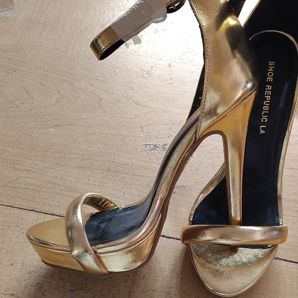 Shoe Republic LA Metallic Gold Heels - Picture 3 of 3